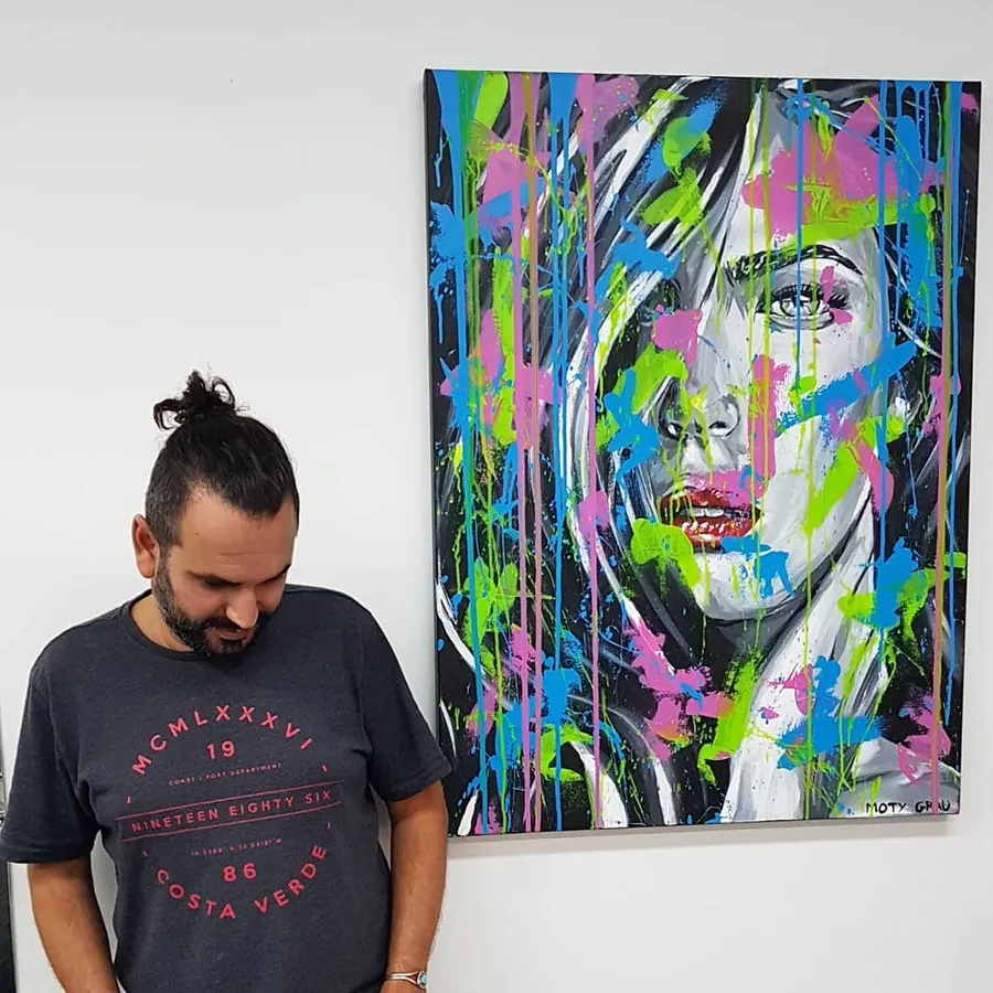 מוזה צבעונית